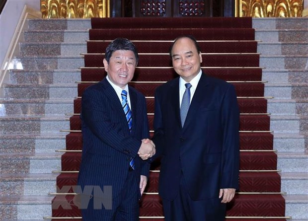 PM Nguyen Xuan Phuc welcomes Japanese Foreign Minister hinh anh 1