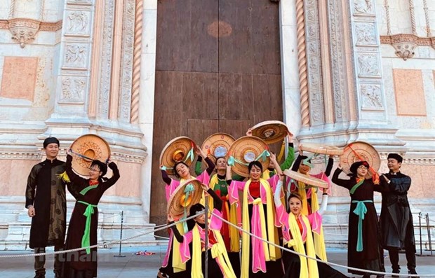 Vietnamese folk dances impress visitors at music festival in Italy hinh anh 1