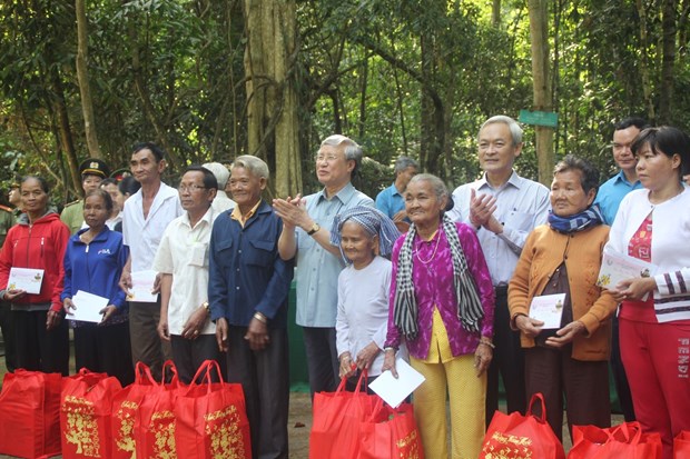 Officials pay pre-Tet visits to the poor hinh anh 1