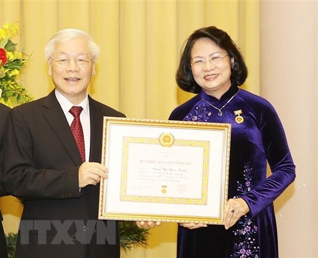 Former, incumbent leaders receive Party membership badges hinh anh 2