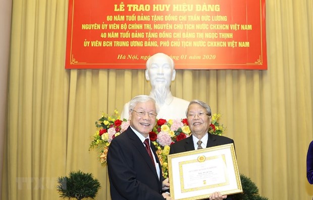 Former, incumbent leaders receive Party membership badges hinh anh 1
