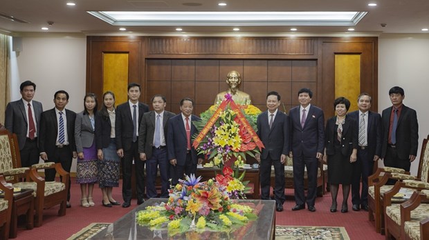 Delegation of Lao province pays pre-Tet visit to Hoa Binh hinh anh 1