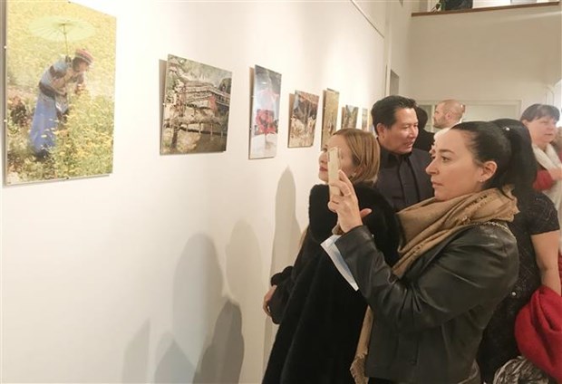 Photo exhibition on Vietnam opens in Hungary hinh anh 1