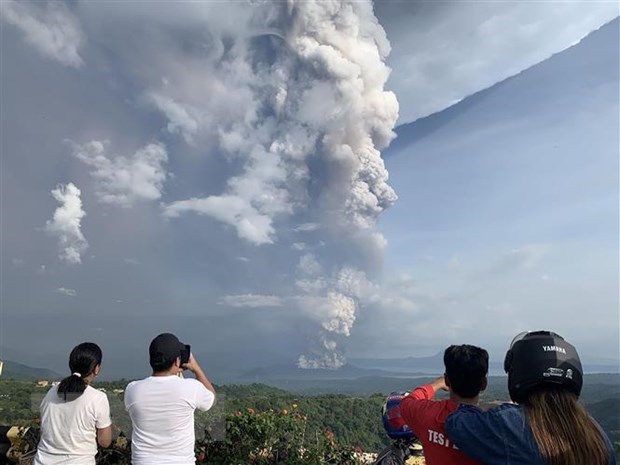 Philippines suspends Manila airport flights over fear of volcanic eruption hinh anh 1