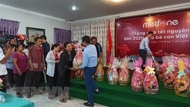 Viettel Cambodia presents Tet gifts to poor Vietnamese families hinh anh 1