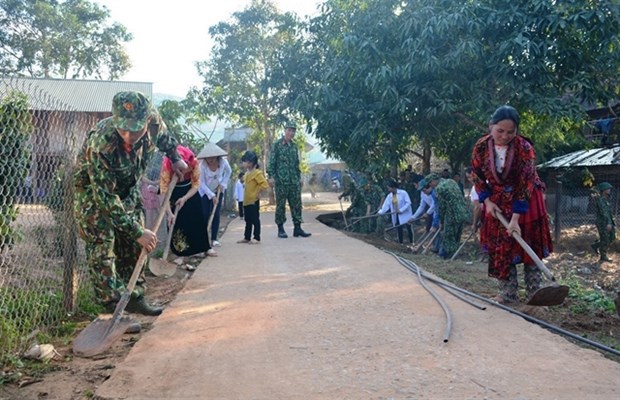 Soldiers give new look to poor village in Dien Bien hinh anh 1