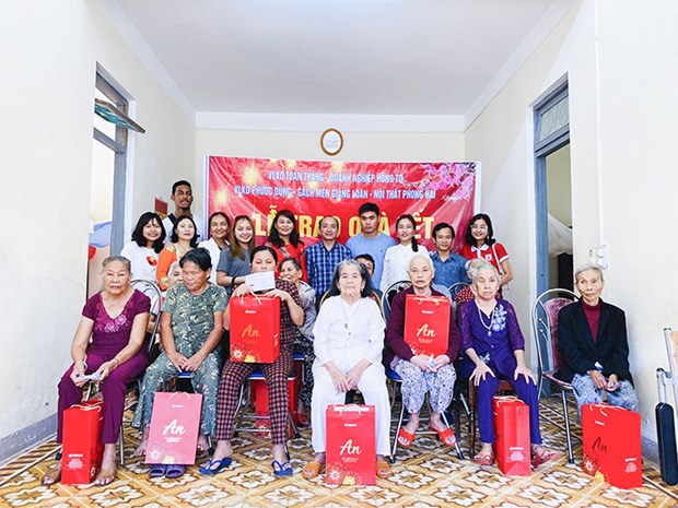 Tet gifts handed out to the disadvantaged in Quang Tri hinh anh 1