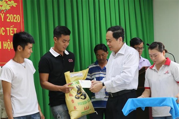 Leading officials pay Tet visits to localities hinh anh 1