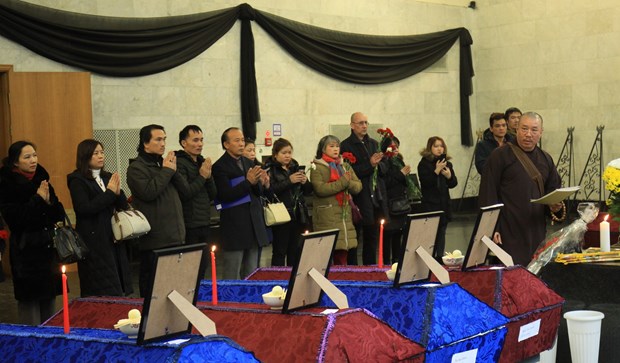 Funeral held for eight Vietnamese killed in greenhouse fire in Russia hinh anh 1