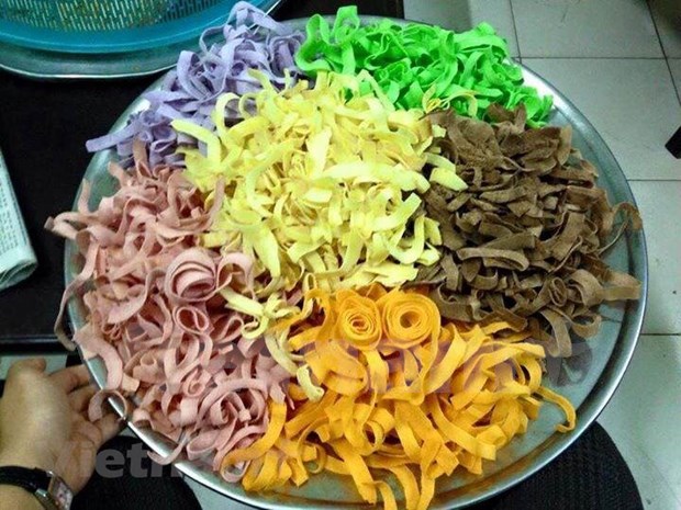 Candied coconut ribbons, a Tet delicacy hinh anh 1