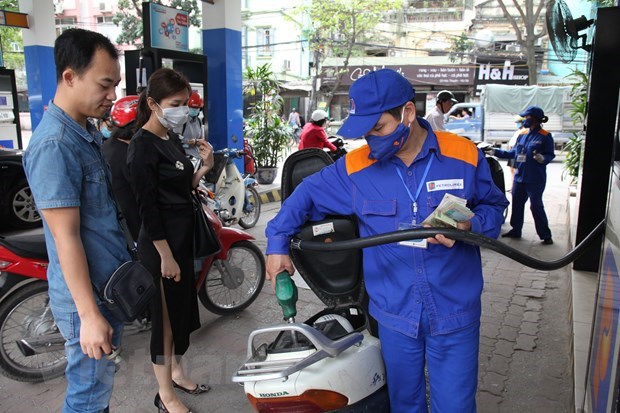 Petrol prices drop slightly in latest review hinh anh 1