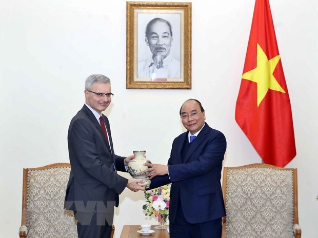 PM receives French Ambassador hinh anh 1