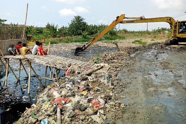 Indonesia: West Java to build plastic waste-to-fuel plants hinh anh 1