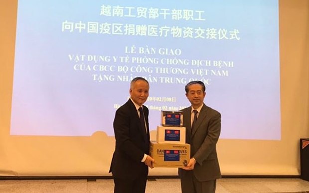 Vietnamese ministry donates medical devices to Chinese people hinh anh 1