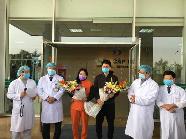 Two more COVID-19 patients discharged from Hanoi hospital hinh anh 1