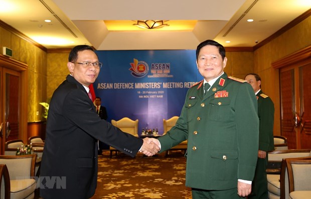 Defence Minister receives Indonesian army official hinh anh 1