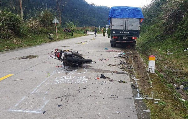 Traffic accident in Kon Tum kills German couple hinh anh 1