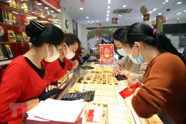 Gold prices surpass 49 million VND per tael, hitting 8-year high hinh anh 1