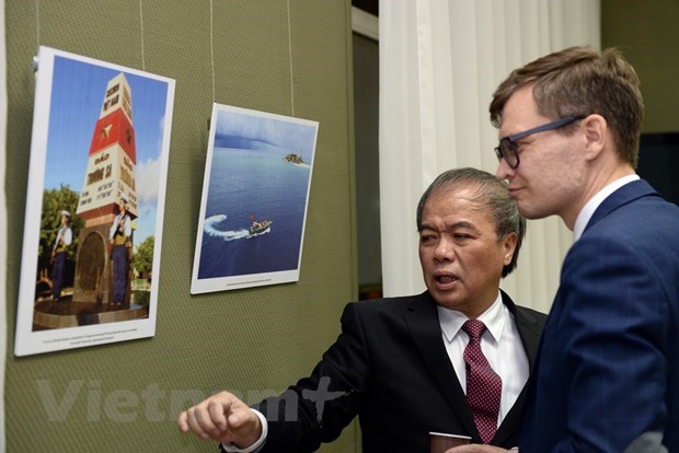 Photo exhibition “Vietnam: Country and People” held in Russia hinh anh 1