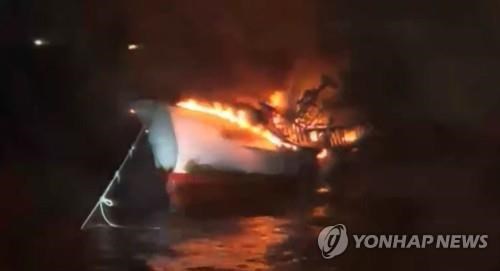 Five Vietnamese sailors missing in fishing boat fire in waters off RoK hinh anh 1
