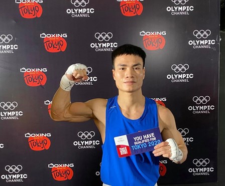 Vietnamese boxer secures Tokyo Olympics berth hinh anh 1