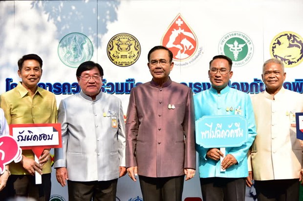 Thai PM observes anti-rabies activity, exhibition on supermarket cooperatives hinh anh 1