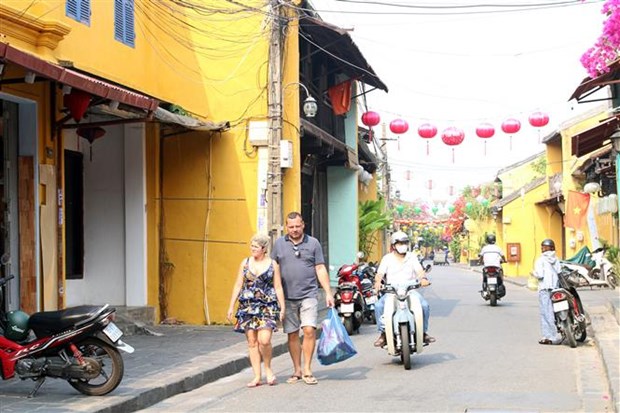 Wearing face masks compulsory for foreign tourists in Hoi An world heritage hinh anh 1