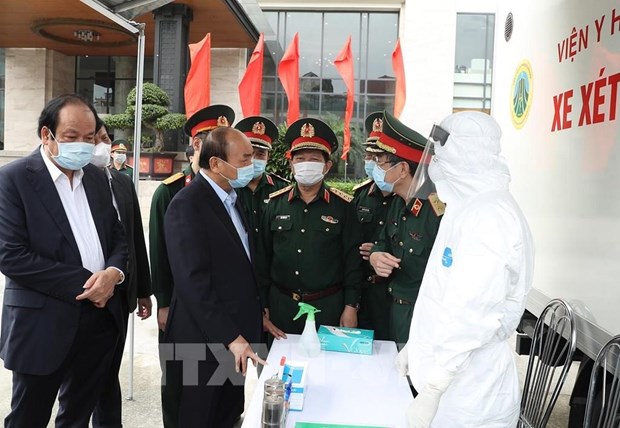 PM hails army for efforts in fighting COVID-19 outbreak hinh anh 1