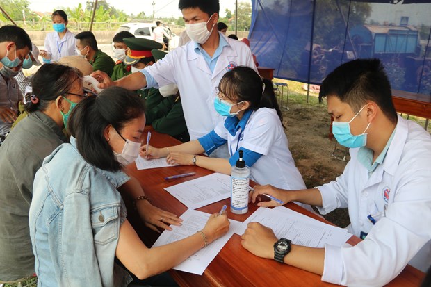 Thua Thien-Hue: Hundreds of students volunteer to fight COVID-19 hinh anh 1