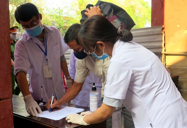 Medical students pitch in to fight COVID-19 hinh anh 1