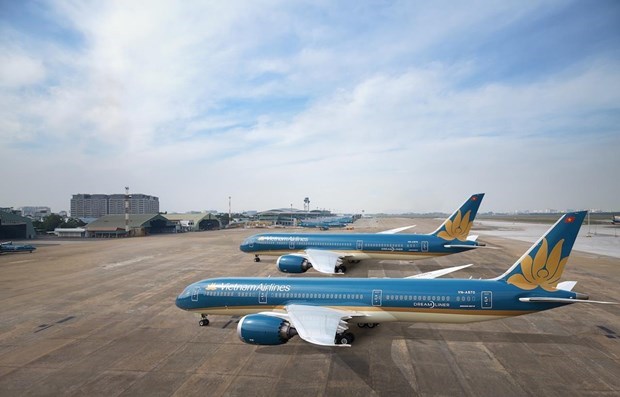 Vietnam Airlines carries medical equipment to Laos, Cambodia hinh anh 1