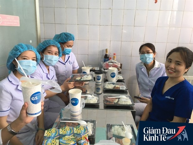 Firms donate food for frontline medical force hinh anh 1
