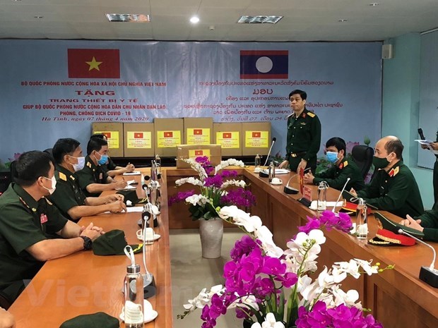 Vietnam send experts to help Laos fight COVID-19 hinh anh 1