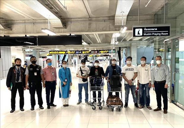 Seven Vietnamese citizens stranded at Thai airport brought home hinh anh 1