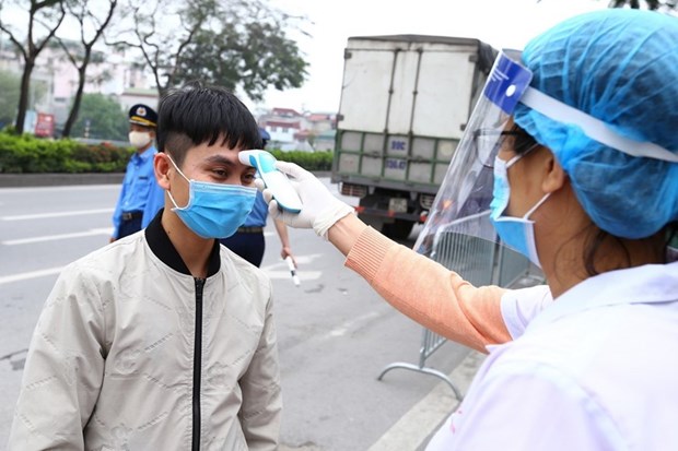Health Ministry sends experts to help Hanoi fight COVID-19 hinh anh 1