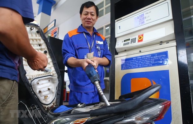 Petrol prices adjusted down for 7th time this year hinh anh 1