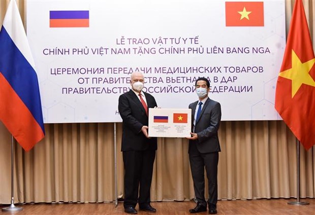Vietnam presents antimicrobial face masks to Russia hinh anh 1