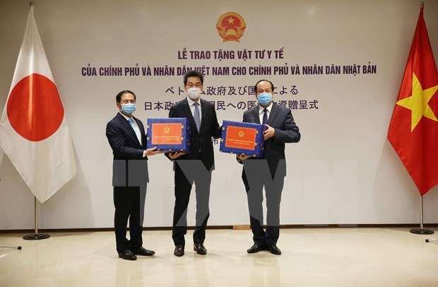 Vietnam presents medical supplies to Japan, Russia hinh anh 1
