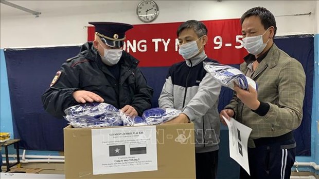 Vietnamese in Russia present masks to locals hinh anh 1