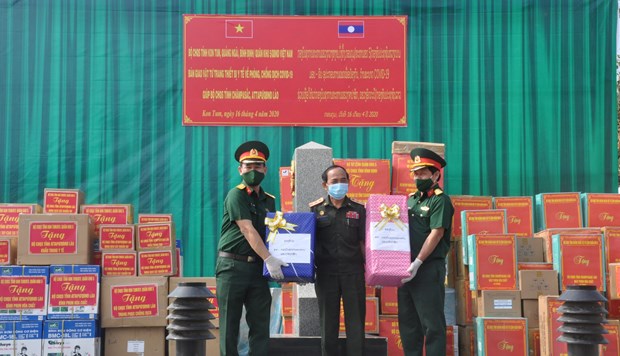 Vietnam presents Laos with medical supplies for COVID-19 fight hinh anh 1
