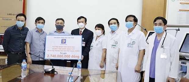 Petrolimex arms leading hospital to fight COVID-19 hinh anh 1