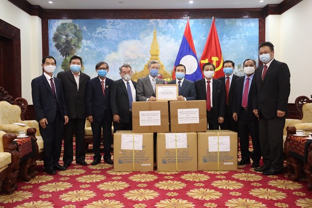 COVID-19: Vietnam presents medical supplies to Lao people hinh anh 1