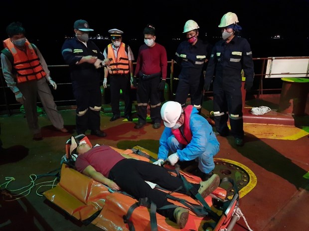Vietnamese rescuers save unconscious Filipino sailor off coast hinh anh 1
