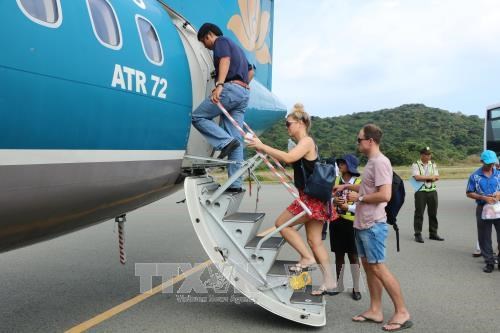 Eased social distancing helps resume air services to southern island hinh anh 1