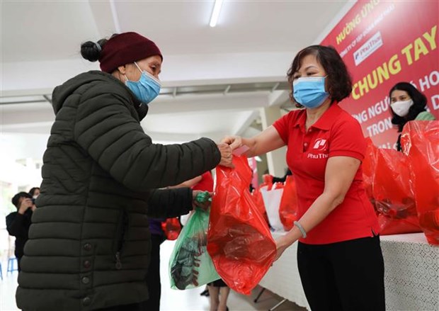 Hanoi Red Cross, group help 1,000 needy hinh anh 1