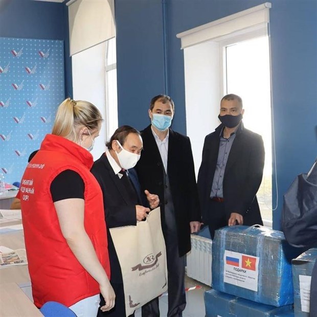 Vietnamese community offers face masks for Russian city hinh anh 1