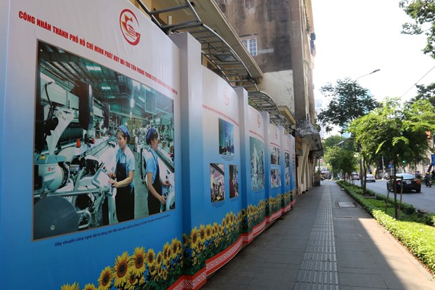 Photo exhibition highlights 45-year development of Ho Chi Minh City hinh anh 1