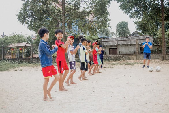 UEFA, Blue Dragon team up to help street kids in Vietnam hinh anh 1