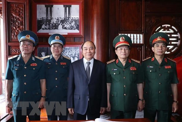 PM visits High Command of Air Force-Air Defence hinh anh 1
