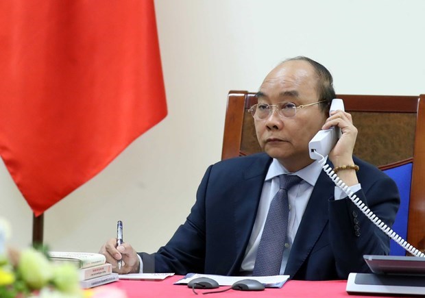 PM Nguyen Xuan Phuc holds phone talks with Japanese counterpart hinh anh 1